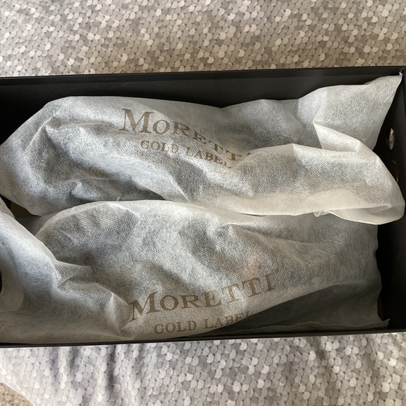 Selling a MORETTI GOLD LABEL shoes, black and gold color. Very new and clean. - Picture 3 of 3